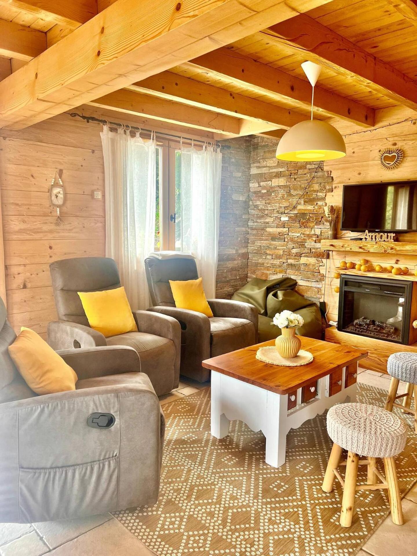 Charming Family Chalet For 8 People, With Private Hot Tub Les Clefs Екстериор снимка