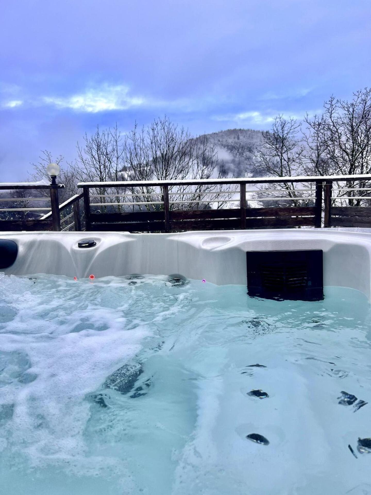 Charming Family Chalet For 8 People, With Private Hot Tub Les Clefs Екстериор снимка